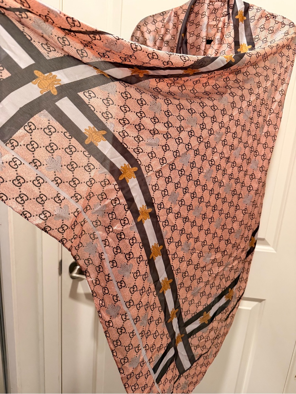 Gucci GG Supreme Bee
Print Silk Scarf 35*70 - Picture 2 of 6